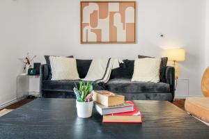 Top-Floor Apartment, 1 minute to Tube, Waterloo & Southbank, Private Balcony