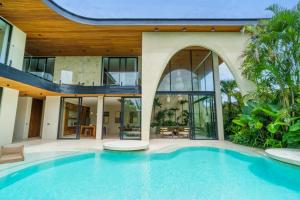 Luxury 6BR Tropical Villa with Beach Club Pool
