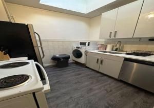 Four Bedroom Prime Furnished Rental, June To Aug 90 Days Stay Required