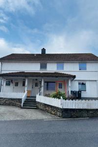 Cozy Corner - Bergen Vest