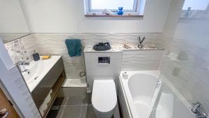 Newtown Contemporary Stay with free parking & garden