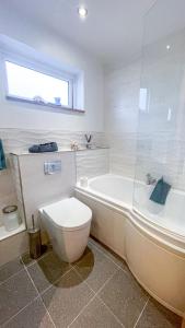 Newtown Contemporary Stay with free parking & garden