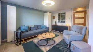 Newtown Contemporary Stay with free parking & garden