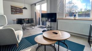 Newtown Contemporary Stay with free parking & garden