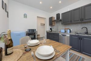 Unique Family Apartment with 2 Bedrooms and Parking by Noclegi Renters