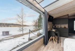 Private Himosranta Lake View Glass Suite