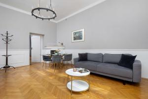 Cozy Apartment for 6 People near Opera by Noclegi Renters