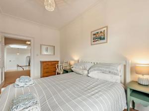 3 Bed in Tenby oc-73606