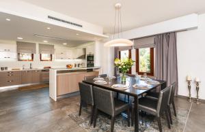 Red Oak Tree Villa