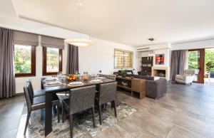 Red Oak Tree Villa