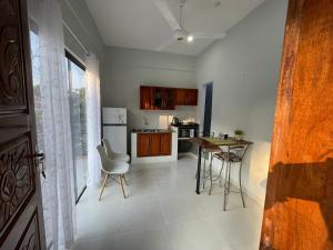 Apartamento minimalista con balcón