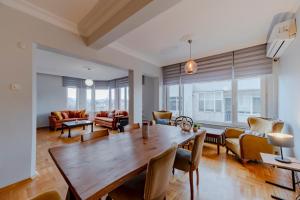 Four-Bedroom Family Suite in Managed Aparthotel - Central Location with Elevator & Two Bathrooms