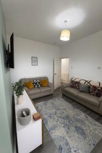 4-Bedroom House sleeps 9 in Liverpool Perfect for Contractors - Free Parking - Fast WiFi - Fully Equipped Kitchen - Hosted by By Hinkley Homes Short Lets & Serviced Accommodation