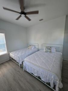 Coastal Cottage Near Beach with Pool and Hot Tub Access