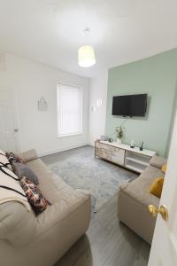 4-Bedroom House sleeps 9 in Liverpool Perfect for Contractors - Free Parking - Fast WiFi - Fully Equipped Kitchen - Hosted by By Hinkley Homes Short Lets & Serviced Accommodation