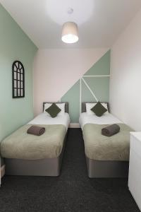 4-Bedroom House sleeps 9 in Liverpool Perfect for Contractors - Free Parking - Fast WiFi - Fully Equipped Kitchen - Hosted by By Hinkley Homes Short Lets & Serviced Accommodation