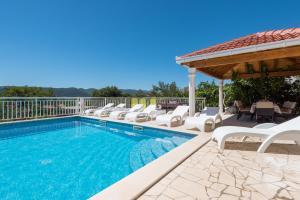 Holiday Villa Perna