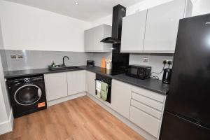 Modern 1 Bedroom Apartment in Morley with Parking