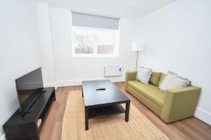 Modern 1 Bedroom Apartment in Morley with Parking