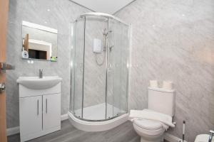 Modern 1 Bedroom Apartment in Morley with Parking
