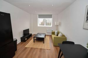Modern 1 Bedroom Apartment in Morley with Parking