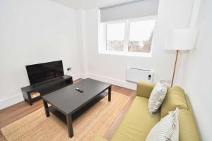Modern 1 Bedroom Apartment in Morley with Parking