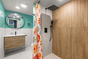 Cheerful Rainbow Suite Near NYC