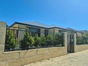 Dalyellup Guest House- Walk to Shops, Near Beach & Bunbury