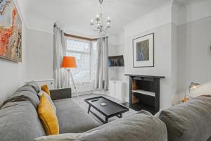 Stunning Spacious and Modern 2-Bedroom House with Garden - Free Parking