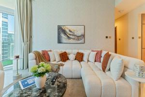 2BR Luxury with Stunning Lake View in Business Bay