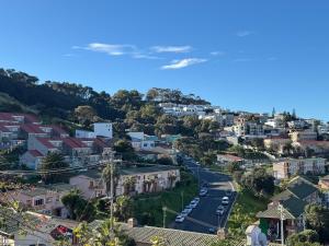 Bo-Kaap Queen Room with High Ceilings & Light Floors