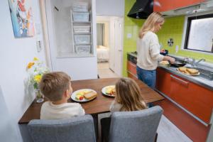 2 bedrooms and 1 living room on the 1st floor, 40sqm house, 10 min walk to Oji 2 min walk to Kajiyara Toden Arakawa Line