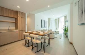 Elegant High Floor 2BR Furnished Urban Oasis