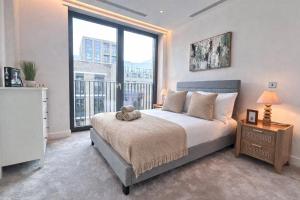 Fully Furnished 2BDR Bloomsbury Apt with Balcony, AC, Lift, Wi-Fi near Kings Cross & Clerkenwell by NourNest Apartments