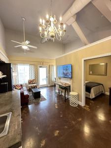 Haven at Hazel~Downtown Bungalow