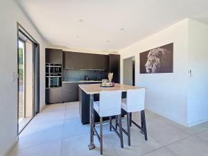 Maison design lumineuse avec jardin au calme