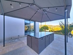 Maison design lumineuse avec jardin au calme