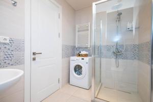 Medical University Metro 1BR Apartment, 11th Floor - City View - Free Private Parking - Self Check-in