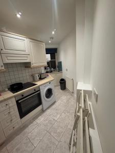 Central London 2 bedroom apartment by the river thames in Victoria zone 1