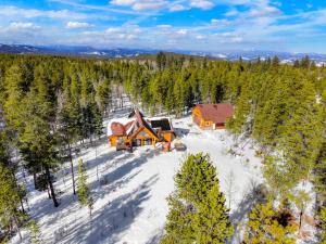 Log Cabin! Hot Tub|Sauna|Fire Pit|Mnt. Access!