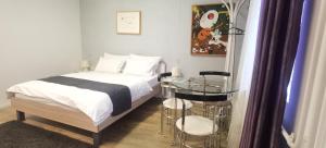 Central Studio Apartment with Free Parking