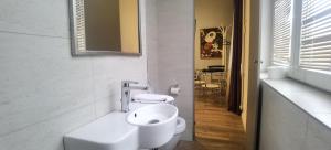 Central Studio Apartment with Free Parking