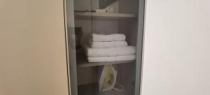 Central Studio Apartment with Free Parking