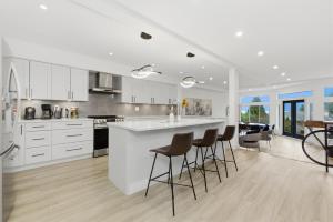 Entire home near water, shops, ferry and park in West Van