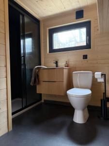 Pomiedzy debami - domki