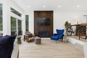 Entire home near water, shops, ferry and park in West Van