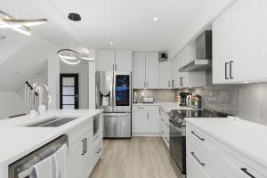 Entire home near water, shops, ferry and park in West Van