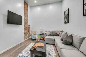 Hike, Bike and Explore Cozy Horse Cave Getaway!