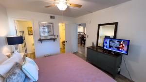 Cozy Family Retreat Steps to Beach Pool - Hot