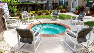 Cozy Family Retreat Steps to Beach Pool - Hot